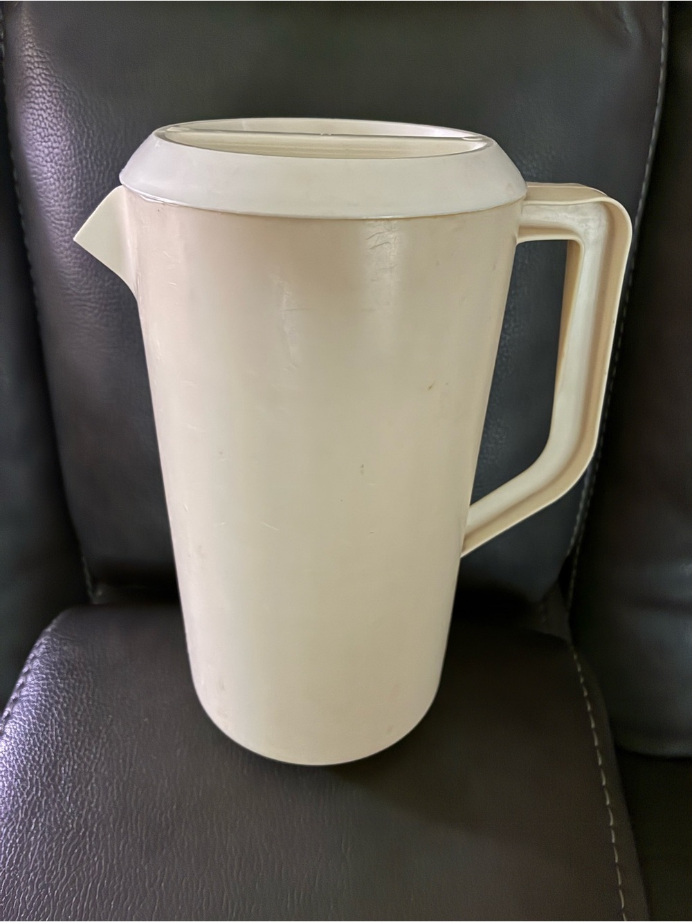 Rubbermaid Almond Plastic Pitcher Jug with Handle 2 1/4 Quarts
